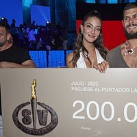 Alejandro Nieto y Tania Medina con el cheque de ganador en la final de 'Supervivientes 2022'