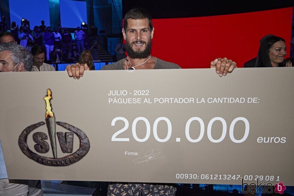 Alejandro Nieto con el cheque de 200.000 euros de ganador en la final de 'Supervivientes 2022'