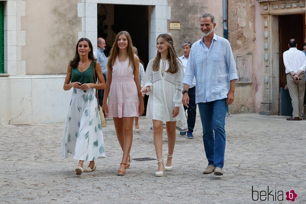 Los Reyes Felipe y Letizia, la Princesa Leonor y la Infanta Sofía durante su visita a la Cartuja de Valldemossa