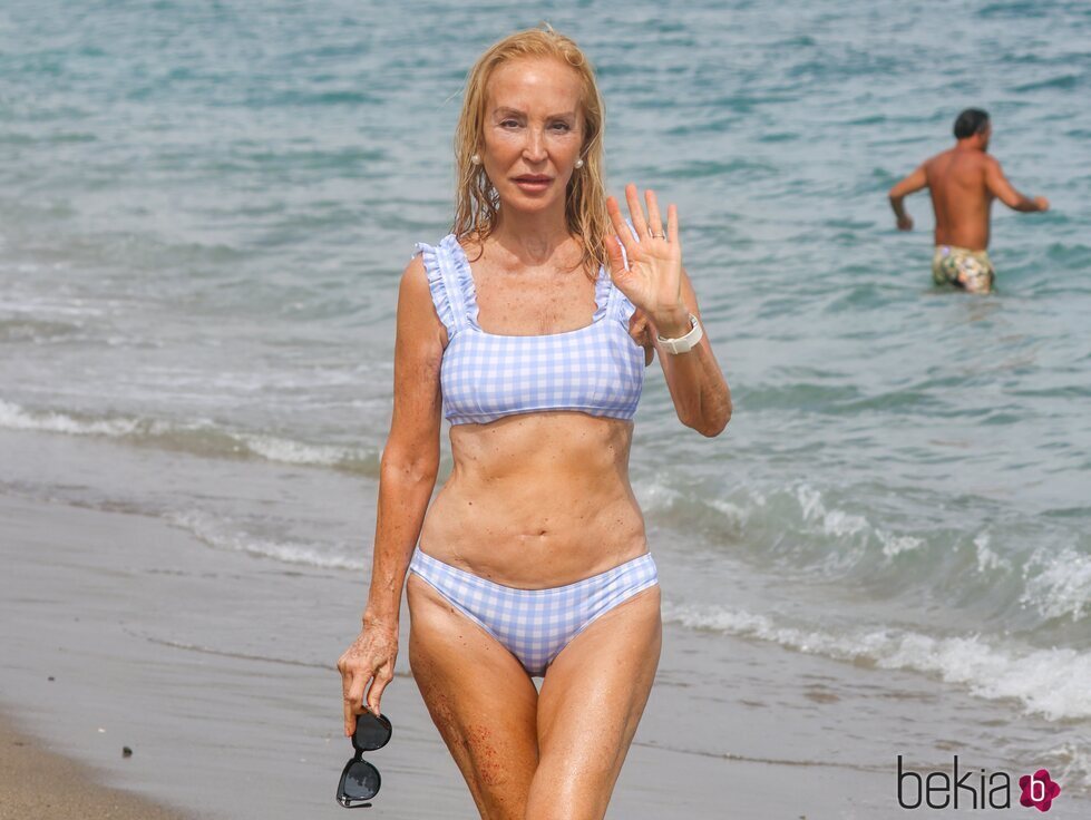 Carmen Lomana posa en bikini en Marbella
