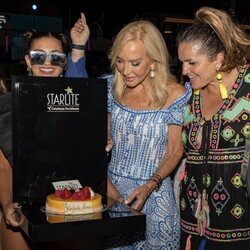 Carmen Lomana viendo su tarta de cumpleaños en el Festival Starlite de Marbella