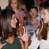 La Reina Letizia y la Princesa Leonor hablando en la Cartuja de Valldemossa de Mallorca
