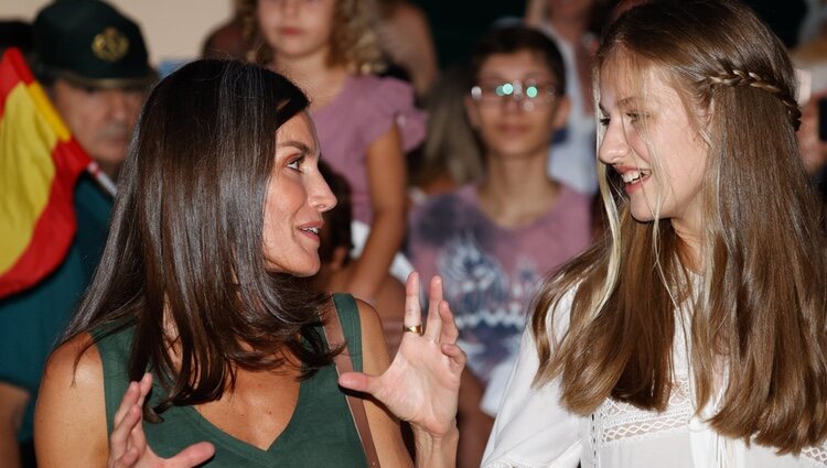 La Reina Letizia y la Princesa Leonor hablando en la Cartuja de Valldemossa de Mallorca
