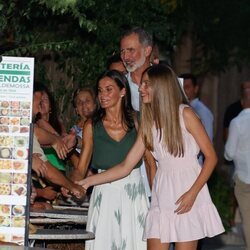 Los Reyes Felipe y Letizia y la Infanta Sofía saludando a la gente en su visita a la Cartuja de Valldemossa