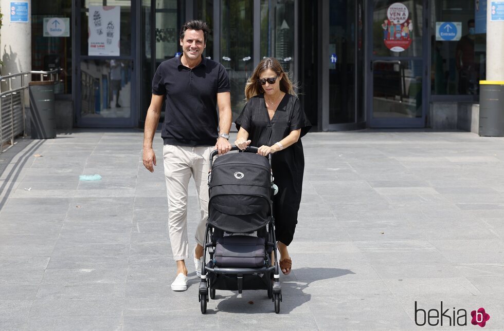 Ion Aramendi y María Amores salen del hospital con su hija Marieta