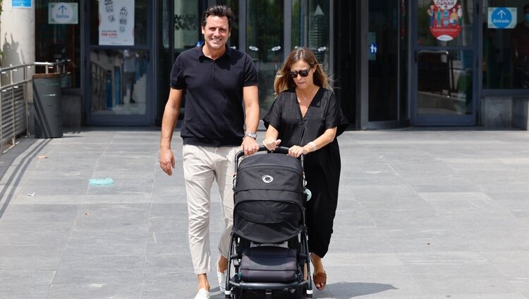 Ion Aramendi y María Amores salen del hospital con su hija Marieta