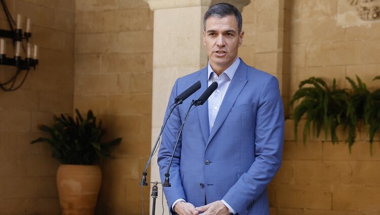 Pedro Sánchez sin corbata en su comparecencia tras su despacho de verano con el Rey Felipe en La Almudaina