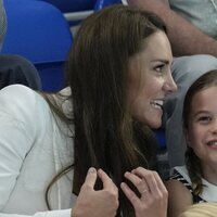 Kate Middleton y la Princesa Charlotte muy sonrientes en una competición de natación en los Juegos de la Commonwealth 2022