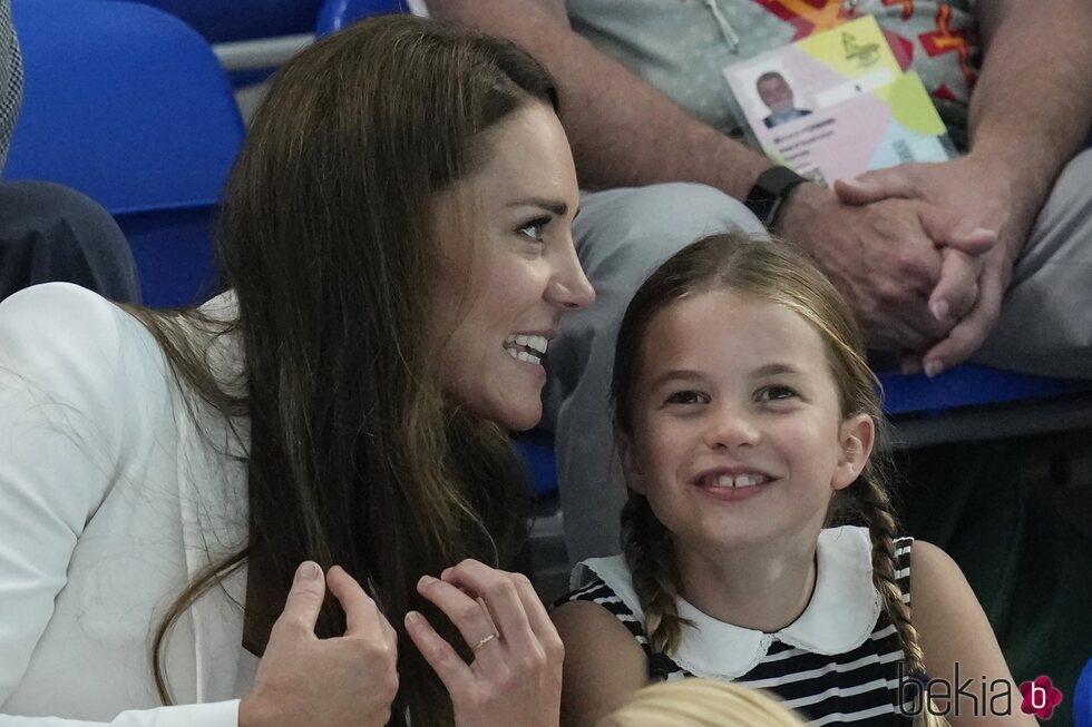 Kate Middleton y la Princesa Charlotte muy sonrientes en una competición de natación en los Juegos de la Commonwealth 2022