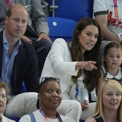 El Príncipe Guillermo y Kate Middleton y la Princesa Charlotte en una competición de natación en los Juegos de la Commonwealth 2022
