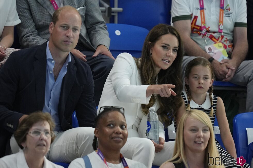 El Príncipe Guillermo y Kate Middleton y la Princesa Charlotte en una competición de natación en los Juegos de la Commonwealth 2022
