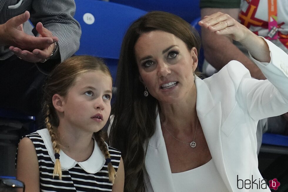 Kate Middleton y la Princesa Charlotte en una competición de natación en los Juegos de la Commonwealth 2022
