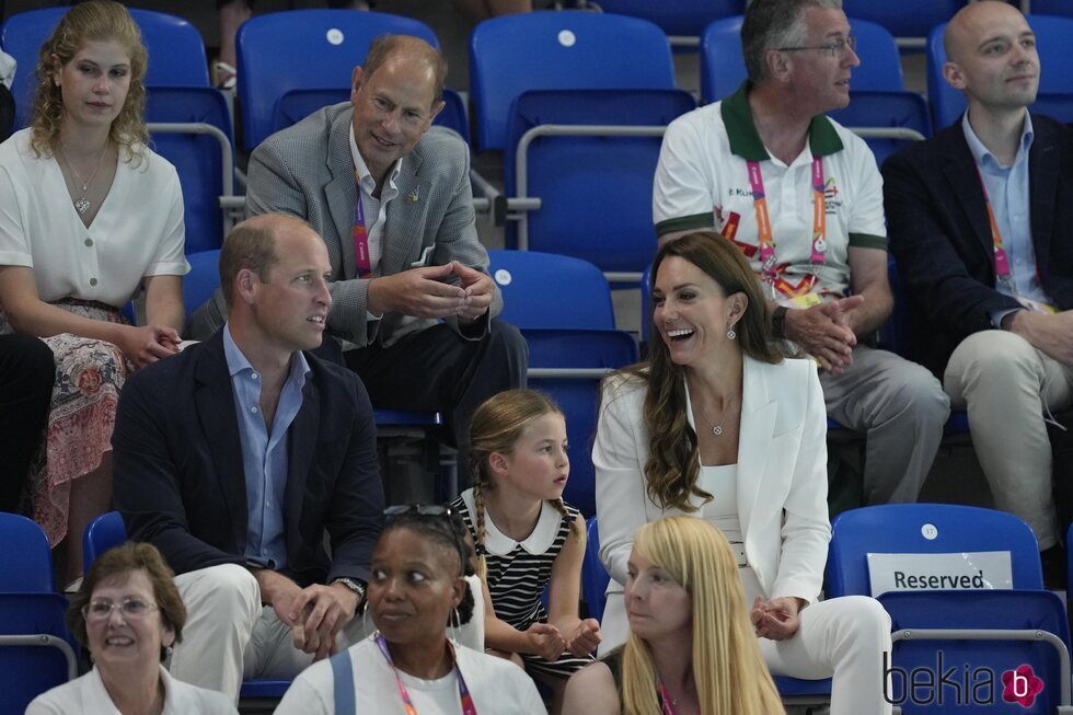 El Príncipe Guillermo y Kate Middleton, la Princesa Charlotte, el Príncipe Eduardo y Lady Louise en una competición de natación en los Juegos de la Commonw