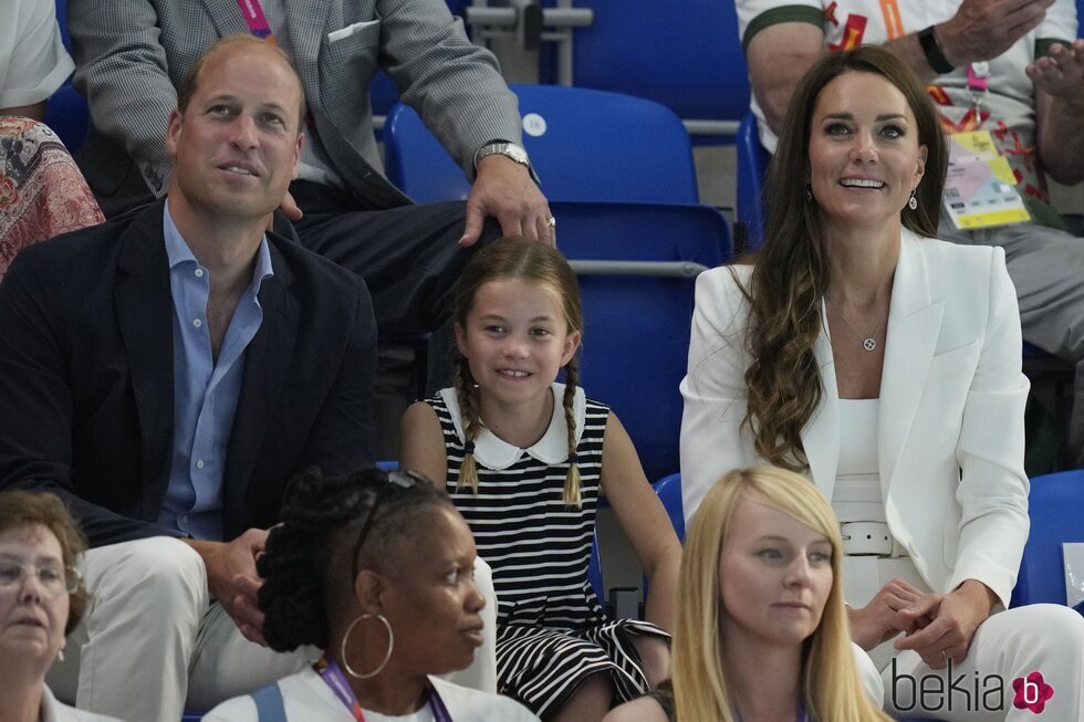 El Príncipe Guillermo y Kate Middleton con su hija Charlotte en una competición de natación en los Juegos de la Commonwealth 2022