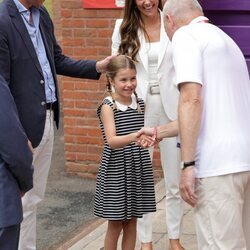 La Princesa Charlotte saludando en presencia del Príncipe Guillermo y Kate Middleton en SportsAid House