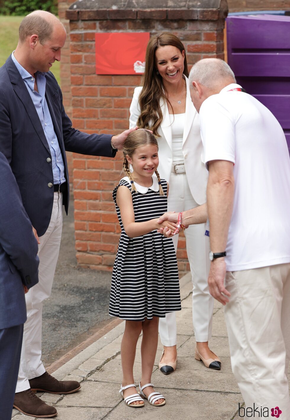 La Princesa Charlotte saludando en presencia del Príncipe Guillermo y Kate Middleton en SportsAid House