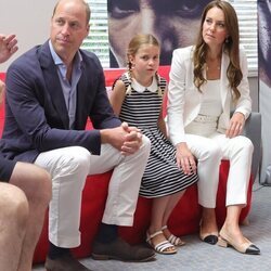 El Príncipe Guillermo y Kate Middleton y la Princesa Charlotte en su visita a SportsAid House