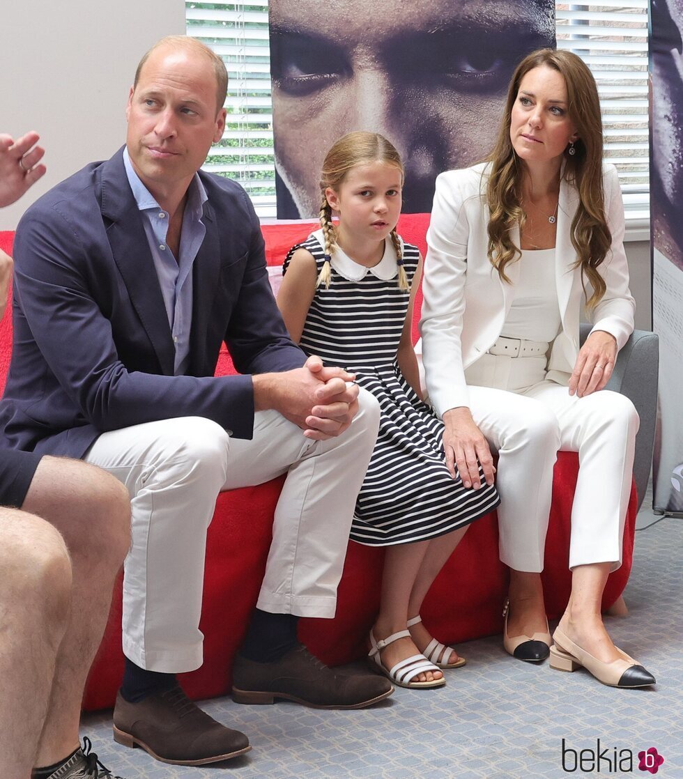 El Príncipe Guillermo y Kate Middleton y la Princesa Charlotte en su visita a SportsAid House
