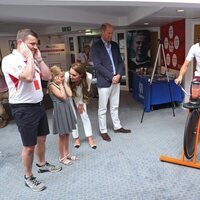 La Princesa Charlotte se tapa los oídos en su visita a SportsAid House junto al Príncipe Guillermo y Kate Middleton
