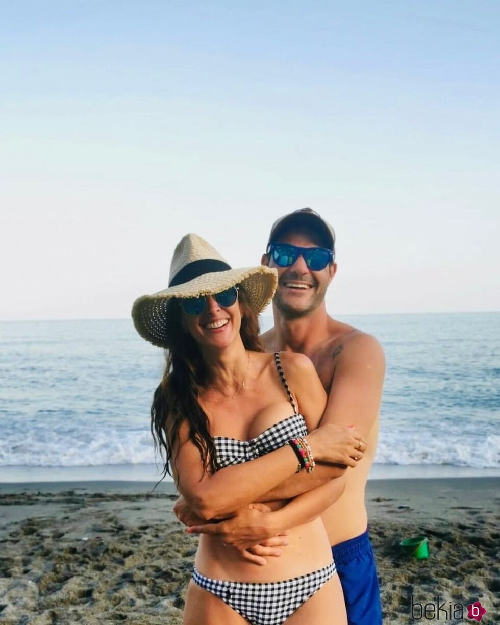 Nuria Fergó con Juan Pablo Lauro en la playa