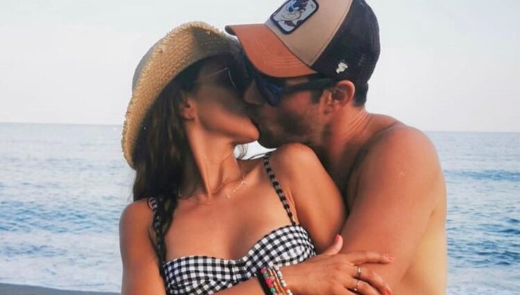 Nuria Fergó besándose con Juan Pablo Lauro en la playa