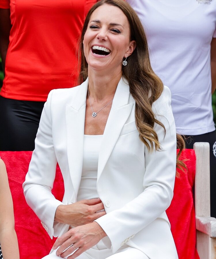 Kate Middleton muy sonriente y sin anillo de compromiso en su visita a SportsAid House
