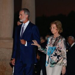 El Felipe y la Reina Sofía del brazo en la recepción a la sociedad balear en Marivent