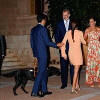 Los Reyes Felipe y Letizia y la Reina Sofía saludan a Joan Monar Martínez en la recepción a la sociedad balear en Marivent