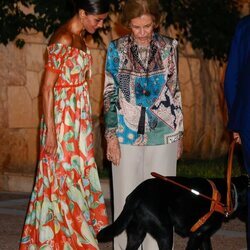 La Reina Letizia y la Reina Sofía con el perro guía de Joan Monar Martínez en la recepción a la sociedad balear en Marivent