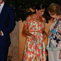 La Reina Letizia y la Reina Sofía hablando en la recepción a la sociedad balear en Marivent