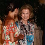 La Reina Letizia y la Reina Sofía, muy cómplices en la recepción a la sociedad balear en Marivent
