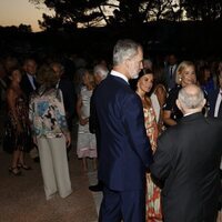 Los Reyes Felipe y Letizia y la Reina Sofía hablando con invitados a la recepción a la sociedad balear en Marivent