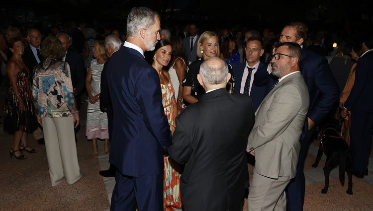 Los Reyes Felipe y Letizia y la Reina Sofía hablando con invitados a la recepción a la sociedad balear en Marivent