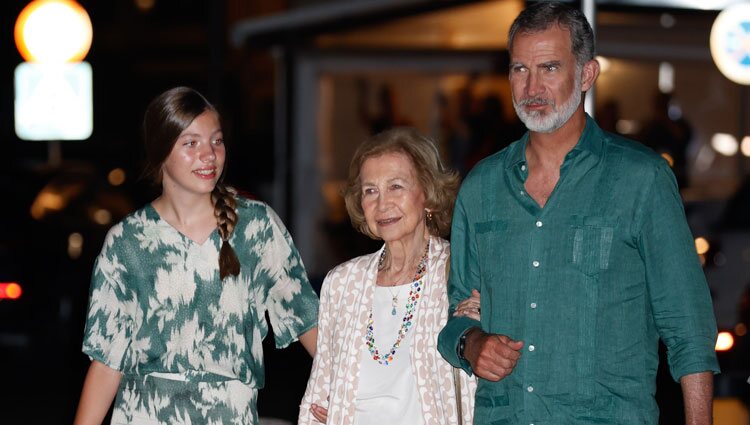 El Rey Felipe, la Infanta Sofía y la Reina Sofía tras una cena en Palma durante sus vacaciones en Mallorca