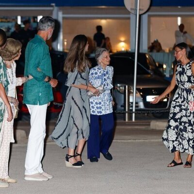 Los Reyes Felipe y Letizia, la Princesa Leonor, la Infanta Sofía y la Reina Sofía mirando a Irene de Grecia tras una cena en Palma
