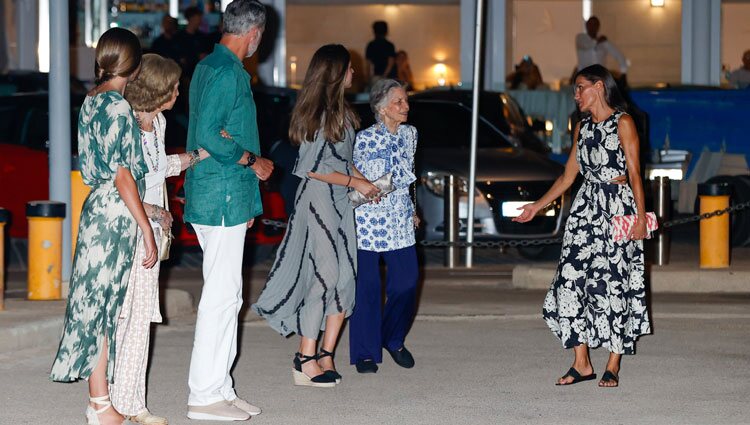 Los Reyes Felipe y Letizia, la Princesa Leonor, la Infanta Sofía y la Reina Sofía mirando a Irene de Grecia tras una cena en Palma