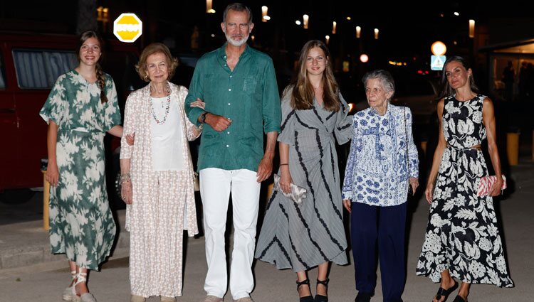 Los Reyes Felipe y Letizia, la Princesa Leonor, la Infanta Sofía, la Reina Sofía e Irene de Grecia tras una cena en Palma