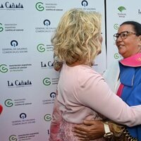 Terelu Campos y María del Monte saludándose en la gala de la Asociación Española Contra el Cáncer de Marbella