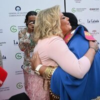 Terelu Campos y María del Monte abrazándose en la gala de la Asociación Española Contra el Cáncer de Marbella