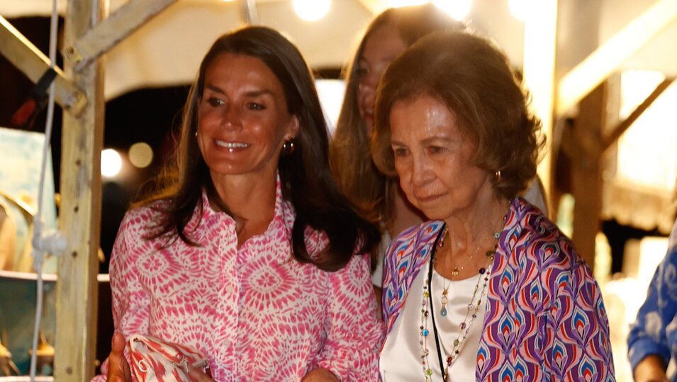 La Reina Letizia y la Reina Sofía, agarradas del brazo en un paseo por Palma de Mallorca