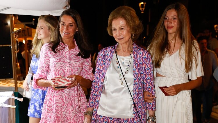 La Reina Letizia, la Reina Sofía, la Princesa Leonor y la Infanta Sofía dando viendo un mercadillo en Palma de Mallorca