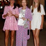 La Reina Letizia, la Reina Sofía y la Infanta Sofía en un paseo por Palma de Mallorca