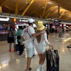Ester Expósito y Nico Furtado, cariñosos en el aeropuerto de Madrid