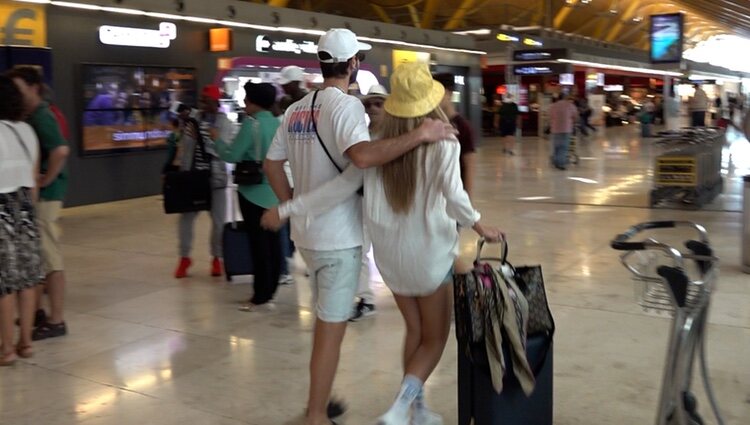 Ester Expósito y Nico Furtado, cariñosos en el aeropuerto de Madrid