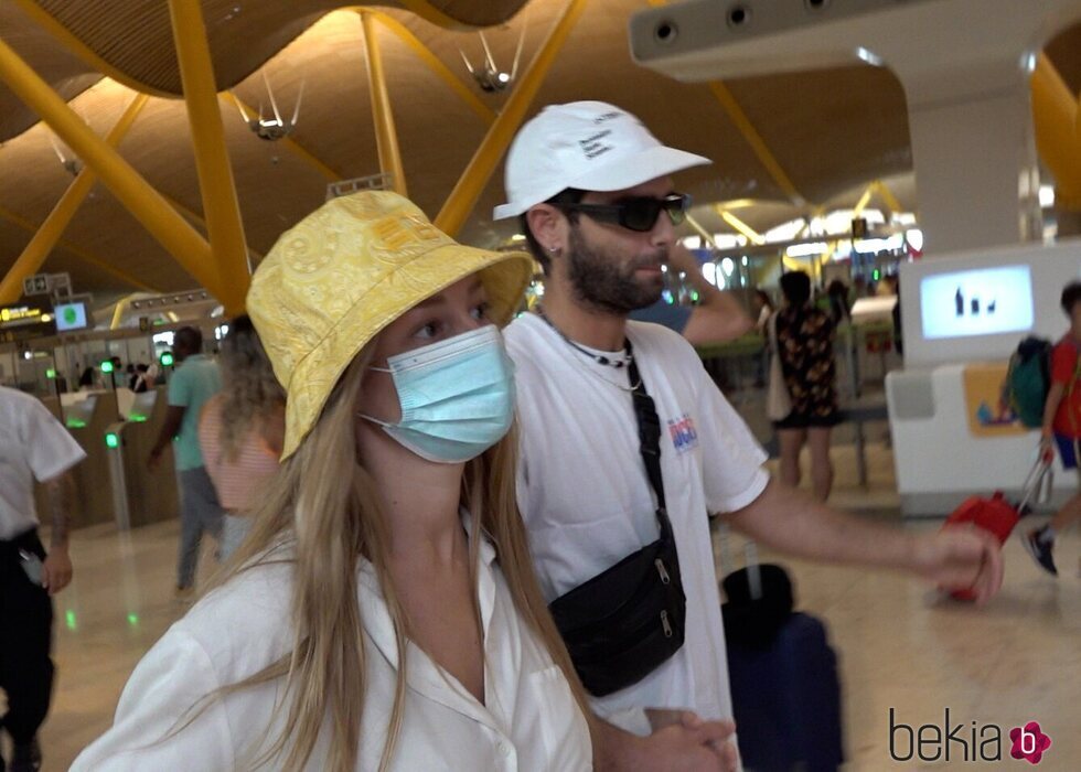 Ester Expósito y Nico Furtado en el aeropuerto de Madrid