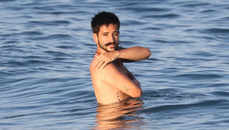 Camilo Echeverry dándose un baño en el mar de Marbella