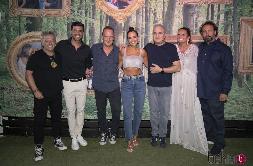 Paula Echevarría y Miguel Torres con algunos miembros de Hombres G en el Festival Starlite 2022