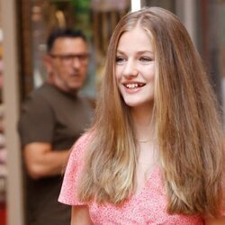 La Princesa Leonor muy sonriente en un paseo familiar por Palma durante sus vacaciones en Mallorca