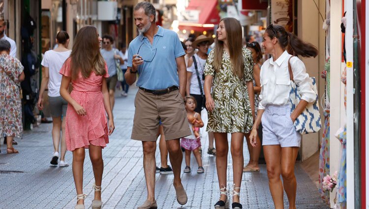 Los Reyes Felipe y Letizia, la Princesa Leonor y la Infanta Sofía, muy cómplices en un paseo familiar por Palma durante sus vacaciones en Mallorca
