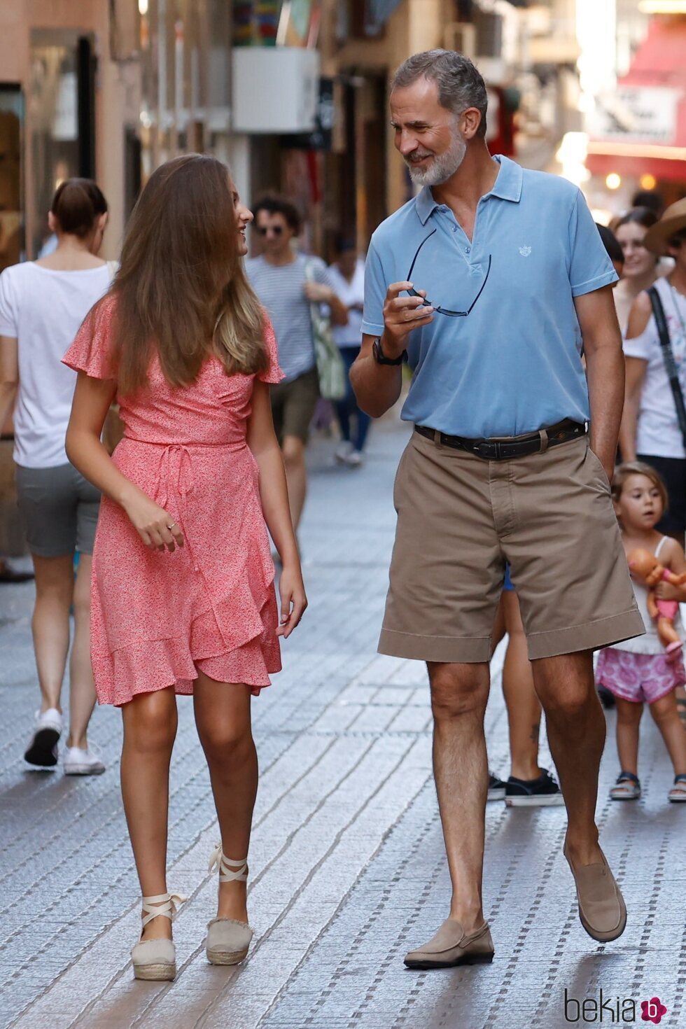 El Rey Felipe y la Princesa Leonor, muy cómplices en un paseo familiar por Palma durante sus vacaciones en Mallorca